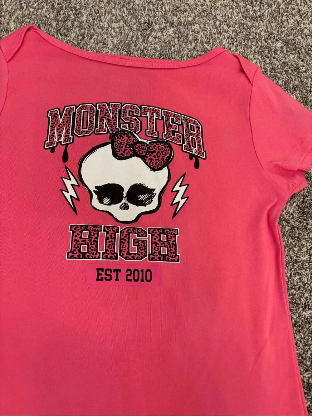 NWOT Mattel Monster High women’s Hot Pink Graphic Short Sleeve Tee Sz medium - Picture 2 of 3